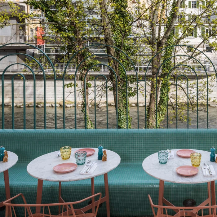  Tische der Bar mit Blick auf den Fluss