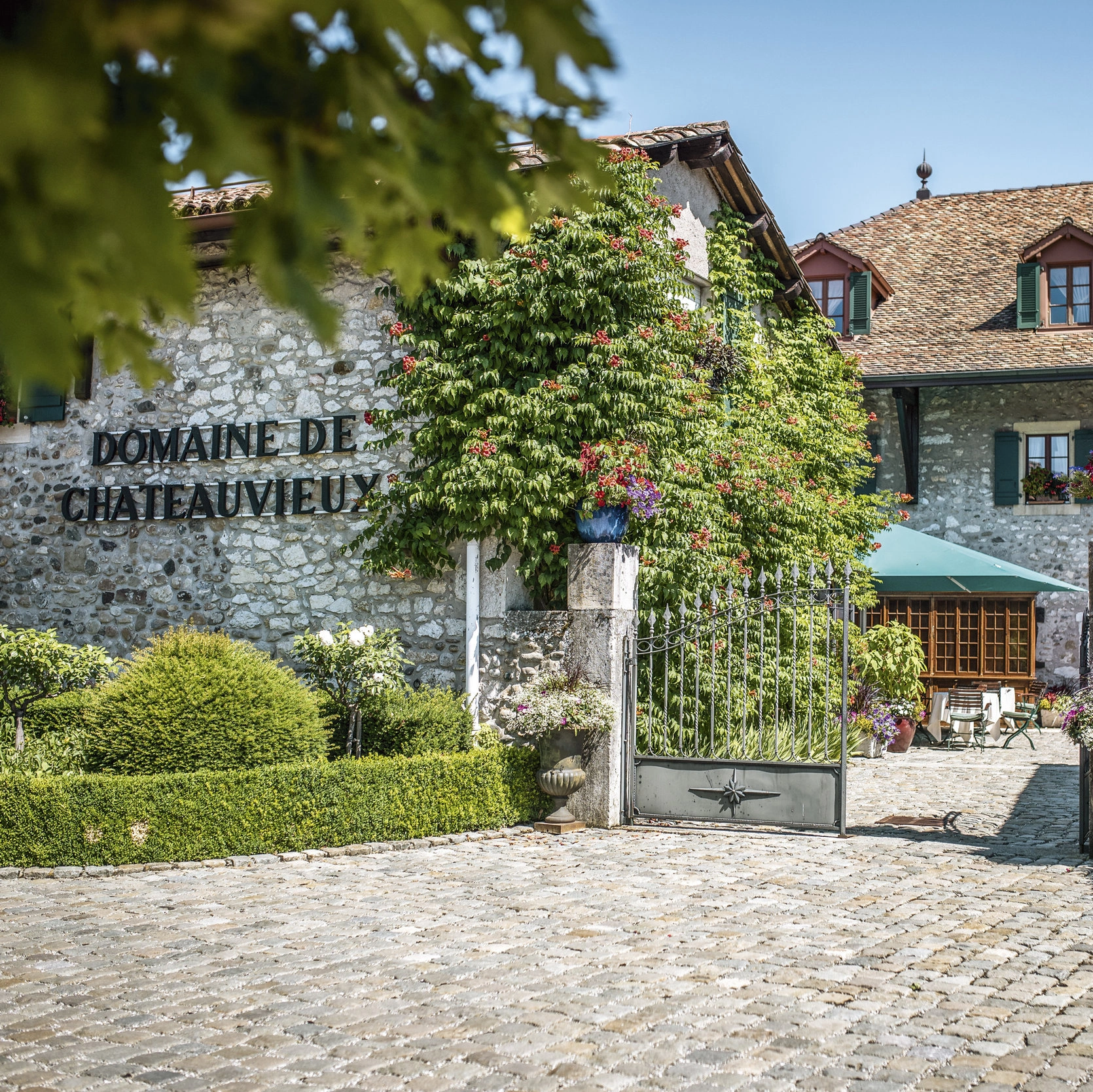 la porte d'entrée et le jardin du restaurant du Domaine de Châteauvieux